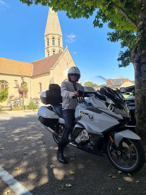David Mesmacque en prospection immobilière à Orgeval — BMW K1600GTL blanche